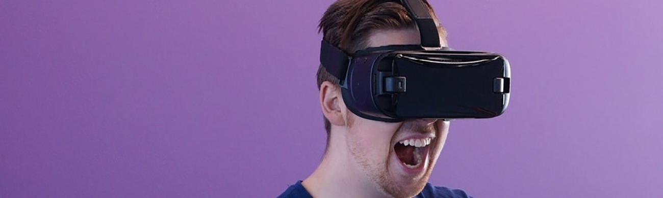 Junger Mann mit VR-Brille